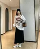 Camiseta larga de manga larga de estilo coreano de moda con estampado de letras, perfecta para usar en capas como top interior, nueva colección de otoño 2026 para mujer