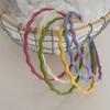 Diadema sencilla de color caramelo con tiras finas y onduladas para niña, ideal para salir, lavarse la cara, maquillarse y usar como tarjeta de presión para el cabello.