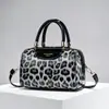 Bolsas Femininas Estampadas de Leopardo no Atacado, Novas Bolsas de Mão Elegantes para Outono e Inverno, Bolsas de Ombro e Transversais Femininas de Grande Capacidade para Primavera e Verão
