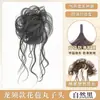 Penteado coque autoportante, volumoso naturalmente, realça o volume do cabelo, discreto, adiciona altura ao topo da cabeça