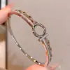 Pulseira Europeia e Americana Vazada Multicamadas com Cruz e Diamantes Moda de Nicho Simples Joias de Alto Padrão