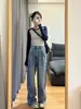 Nova base layer outono e inverno 2026 para mulheres, apresentando uma gola sofisticada média-alta, mangas compridas e uma bainha franzida, oferecendo um visual de alta qualidade