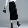 Saia de Veludo Dourado Embossado para Mulheres Nova Moda Outono e Inverno 2025 Saia Elegante Justa ao Corpo Saia de Um Passo de Comprimento Médio