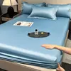 Juego de Sábana Bajera Ajustable Lisa de Satén de Color Sólido Nuevo de Verano, Tres Piezas, Estilo Simple y Lujoso, Funda de Almohada y Colcha Bordadas con Borde Ancho Antideslizantes