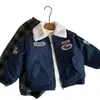 Chaqueta Acolchada Infantil 2026 Otoño/Invierno Nuevo Estilo Versión Coreana Chaqueta Gruesa Bordada para Niños Bebé Niño Pequeño Ropa de Algodón Guapa