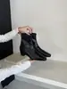 Botines Cuadrados con Relieve Estilo Retro Francés de Temporada First Encounter para Mujer, Nueva Colección Otoño/Invierno 2026, Botas Adelgazantes con Altura Interna, Botas de Moda