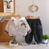 Conjunto Estiloso Novo de Desenho Animado para Bebês Meninos 2026 Roupa Esportiva Infantil Primavera/Outono Jaqueta de Baseball de Manga Longa Conjunto de Três Peças Moderno