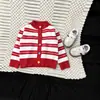Suéter Rojo Infantil 2026 Otoño Nuevo Estilo Cardigan de Punto Rayado Elegante para Bebé Moda para Bebé Ropa Exterior de Bloques de Color