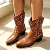 Botas vaqueras occidentales transfronterizas Otoño/Invierno 2026 Bordadas Tacón grueso Versátiles de media pantorrilla Retro Corte en V Tallas grandes Botas Martin para mujer