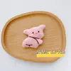Libro Rojo Pequeño Dibujos Animados Peluche Winnie the Pooh Perro Pacha Muñeco Broche Muñeco Gato KT Bolso Ropa Zapatos Decoración Regalo