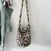 Bolso Cubo Retro de Invierno Bolso de Hombro Imitación Cachemira Estilo Ins Estampado de Leopardo Lunares Bolso Cruzado de Felpa Bolso de Tela