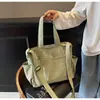 Nova Bolsa de Lona Leve 2025 Bolsa de Ombro Feminina de Grande Capacidade Bolsa Tote para Aula de Estudante e Trajeto Bolsa de Ombro Grande de Mão
