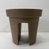 Fornecimento direto da fábrica pendurar vaso de flores redondo varanda corrimão plástico simples barra de equitação sela pendurar vaso de flores atacado