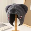 Atacado 25 Anos Outono e Inverno Novo Chapéu de Tricô com Orelhas de Urso Fofo Chapéu Feminino de Outono e Inverno à Prova de Frio e Quente com Proteção para as Orelhas
