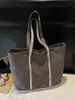 Bolsa de Lona de Grande Capacidade Feminina Outono e Inverno 2025 Nova Bolsa de Ombro de Alta Qualidade para Estudante Universitário e Comutador