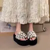 Pantuflas peludas de plataforma súper elegantes con suela gruesa para mujer, adecuadas para usar en exteriores, nuevo modelo otoño e invierno 2026, pantuflas antideslizantes tipo slip-on para el hogar