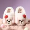 Chinelos de inverno 2026 para bebês, meninos e meninas, com estampas fofas de desenhos animados, com forro adicional de fleece para aquecimento, adequados para uso interno e feitos de algodão