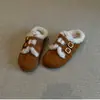 Pantuflas Peludas Perezosas para Mujer 2026 Invierno Exterior Suela Plana Felpa Estilo Birkenstock Zapatos de Algodón Retro Escarchados Punta Cerrada Medias Pantuflas