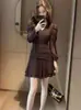 Elegante vestido francês de gola V com mangas compridas na cor marrom Maillard para mulheres, novo modelo de outono de 2026, combinado com uma minissaia de bolinhas