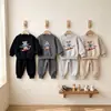 Conjunto de sudadera con estampado de cachorro de esquí de dibujos animados para niños de principios de otoño, conjunto de dos piezas de pantalones deportivos jogger de manga larga para niños de primavera y otoño