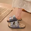 Chinelos de Sola Grossa com Fivela Dupla para Mulheres, Estilo Novo de Verão 2026 para Exterior, Super Bonitos, Modernos, Aveludados, de Praia, Chinelos de Tira Única