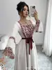 Vestido blanco bordado estilo étnico para mujer de talla grande transfronterizo, manga larga, cintura ajustada, detalle de corbata, escote cuadrado, elegante vestido largo, estilo nuevo