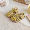 Sapatos de Praia de Verão para Crianças 2026 com Solado Macio, Laço, Sandálias Fechadas Antiderrapantes Vazadas para Meninas, Sapatos de Princesa Novo Modelo