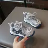 Otoño 2026 Nuevo Estilo Coreano de Moda Versátiles de Malla Suela Suave Antideslizantes de Velcro Tenis para Niños y Niñas