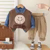 Comercio Exterior Otoño Nuevo Estilo Conjunto de Moda para Niños Ropa de Primavera y Otoño para Niños Pequeños Chaleco Suéter con Cara Sonriente Camisa de Mezclilla Conjunto de Tres Piezas