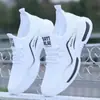 2025 Nuevos Zapatos de Papá Transpirables de Suela Blanda Modernos Color Negro para Jóvenes Hombres de Trabajo Estilo Coreano Zapatos Deportivos Casuales para Correr