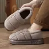 Pantuflas de algodón cerradas para hombre de talla grande, zapatos de entrenamiento cálidos de felpa con suela gruesa antideslizante para el hogar en invierno, estilo alemán, zapatos de algodón para mujer del noreste