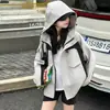 Chaqueta con Capucha de Bloques de Color de Moda para Niñas Primavera y Otoño 2026 Nueva Cortavientos Infantil de Otoño con Cremallera y Parches de Color Contrastante