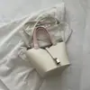Bolso Cubo de Mimbre Chic de Moda para Mujer 2026 Invierno Nuevo Estilo Elegante Color Sólido de Alto Valor Bolso de Hombro de Nicho