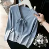 Fotos reales del cárdigan de punto con cuello en V y lazada estilo francés para otoño/invierno 2026, una prenda exterior elegante y favorecedora.