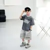 Roupa de Verão para Meninos 2026 Novo Estilo Roupas de Verão Infantis Tendência Estilosa Roupas Esportivas de Verão de Manga Curta para Meninos