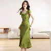 Foto Real do Vestido Quadrado de Manga Curta Elegante em Jacquard de Cetim Verde Esmeralda Original Novo de Verão com Corte Enviesado