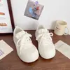 Tênis femininos branco leitoso de sola grossa, fofos e descolados, novos mocassins de estudante de nicho para o outono de 2026, tênis esportivos versáteis