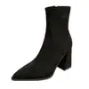 Botas Curtas de Salto Alto Bico Fino Pretas para Mulheres 2025 Outono e Inverno Novas Versáteis Botas Elásticas Salto Agulha Francês Botas Slim de Camurça