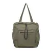 Bolsa tote de nylon com cordão e múltiplos bolsos, grande capacidade, adequada para o trajeto diário, leve, casual, para estudantes, e pode ser carregada na mão.