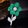 Broche floral luxuoso e elaborado com adornos completos de diamantes, alfinete de flor de zircônia elegante, broche decorativo de alta qualidade para ternos e casacos femininos