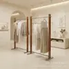 Estante de Exhibición para Tienda de Ropa, Estante de Exhibición de Pie para Tienda de Ropa de Mujer, Estante Isla de Acero Inoxidable Color Nogal Estilo Vintage, Perchero