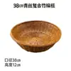 Cesta de bambu trançada em cor retrô cesta antiga de tiras de bambu display de ingredientes de cozinha aberta de restaurante colocação de especialidade local pá de lixo