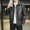 Estação de primavera e outono, jaqueta de couro masculina moderna e estilosa com gola lapela, exalando uma vibe sofisticada e descolada, jaqueta de couro casual, sobretudo curto masculino