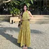 Traje de Celebridade da Internet Redutor de Idade Top Amarelo com Ombro Inclinado Vestido Floral Vestido de Verão Vestido de Duas Peças Superior e Inferior