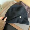Sombrero de Lana Holgado de Color Liso con Botón Retro de Ala Simple para Mujer 2026 Nuevo Estilo Perezoso Casual para Circunferencia de Cabeza Grande