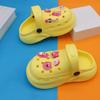 Sandalias de verano para bebé, antideslizantes, con dibujos animados de EVA, muy elásticas, con punta de oso de fresa