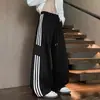 Colección de otoño: Pantalones casuales rectos atléticos para hombre, estilo americano, de corte holgado y pierna ancha, con colores contrastantes y rayas retro.