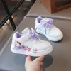 Zapatos de niña, nueva colección de otoño 2026, zapatillas deportivas de suela blanda, para niños mayores, parte superior de piel infantil, zapatillas blancas, diseño de dibujos animados