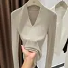 Camisa base de tricô de manga comprida extremamente estilosa para mulheres, novo modelo outono e inverno 2026, suéter com decote V na cor marrom Maillard