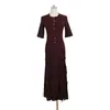 Vestido de tricô com estilo redutor de idade para mulheres no início do outono, com babados, acabamento de folha de lótus, botões dourados, mangas de comprimento médio, cintura marcada, fenda frontal, vestido longo plissado